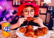 帅气小姐姐吃炸鸡腿图片,小姐姐的帅气美食瞬间
