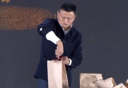 小姐姐拉着我的手往下摸,小姐姐的温柔指引之旅