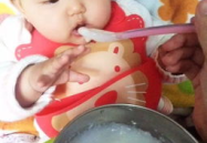 小姐姐给孩子喂辅食图片,小姐姐用心喂食，宝宝快乐成长
