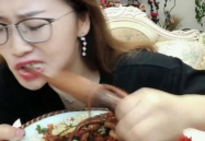 老外小姐姐吃八爪鱼视频,老外小姐姐勇敢尝试八爪鱼大餐
