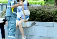 点赞正能量的小姐姐图片,小姐姐的微笑点亮生活瞬间